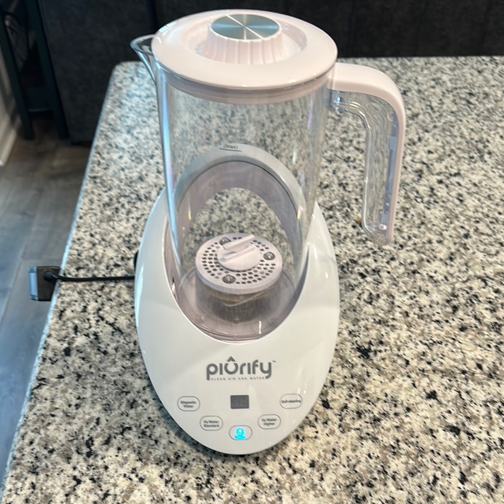 Piurify hydrogenizing water pitcher